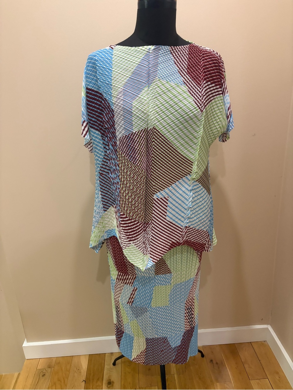 Brand new Multicolor Geometric print pleated set